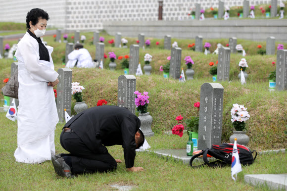 5·18민주화운동 40주년을 하루 앞둔 17일 오전 광주 북구 국립 5·18민주묘지에서 5·18희생자 유가족이 참배하고 있다. 2020.5.17  연합뉴스