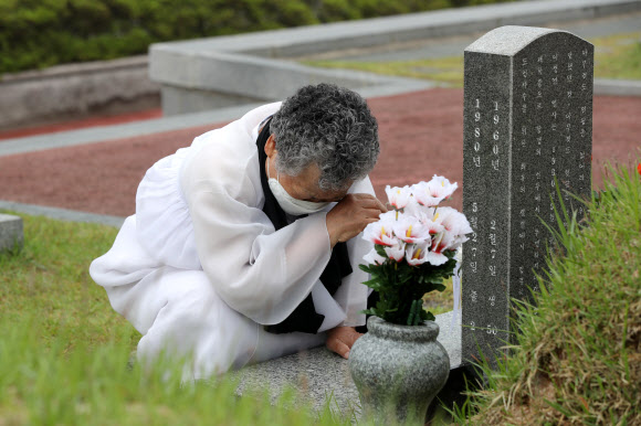 5·18민주화운동 40주년을 하루 앞둔 17일 오전 광주 북구 국립 5·18민주묘지에서 5·18희생자 유가족이 눈물을 흘리고 있다. 2020.5.17  연합뉴스