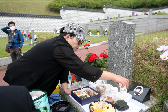 5·18민주화운동 40주년을 하루 앞둔 17일 오전 광주 북구 국립 5·18민주묘지에서 5·18희생자 유가족이 제사상을 차리고 있다. 2020.5.17  연합뉴스