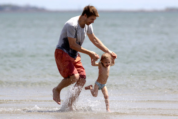 16일(현지시간) 미국 매사추세츠 리비어 비치에서 아빠와 어린 딸이 즐거운 시간을 보내고 있다. AP 연합뉴스