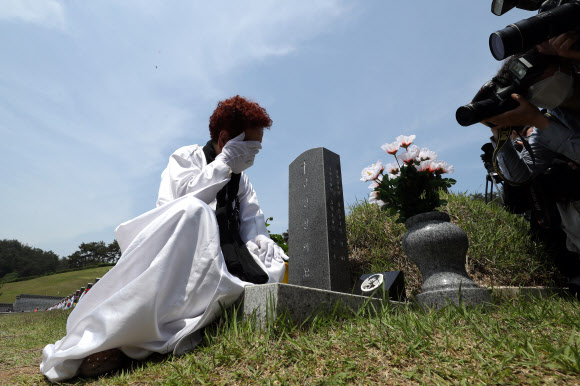 5·18 민주화운동 40주년을 하루 앞둔 17일 오전 광주 북구 운정동 국립 5·18민주묘지에서 김경철 열사의 어머니가 아들의 묘소를 찾아 눈물 흘리고 있다. 2020.5.17  연합뉴스