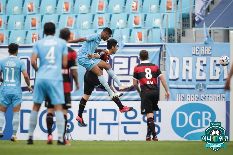 프로축구 대구FC의 에드가가 16일 대구에서 열린 2020 K리그1 2라운드 홈 경기에서 동점 헤더골을 터뜨리고 있다. 한국프로축구연맹 제공