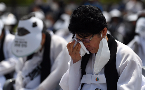 17일 광주 5.18 묘역에서 열린 추모제에 참석한 유가족들이 눈물을 흘리고 있다. 2020.5.17 박지환기자 popocar@seoul.co.kr