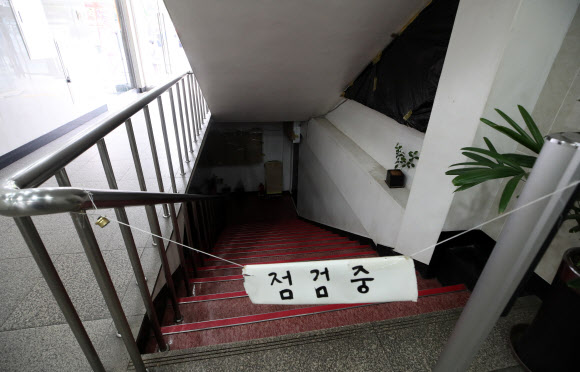 신종 코로나바이러스 감염증(코로나19) 확진자가 다녀간 서울 도봉구 한 코인노래연습장 출입구에 17일 ‘점검중’ 팻말이 붙어 있다. 2020.5.17  연합뉴스