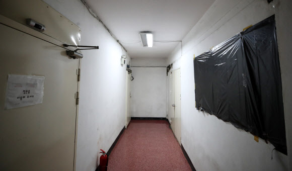 신종 코로나바이러스 감염증(코로나19) 확진자가 다녀간 서울 도봉구 한 코인노래연습장의 간판이 17일 비닐 등으로 가려져 있다. 2020.5.17  연합뉴스