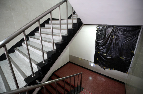 신종 코로나바이러스 감염증(코로나19) 확진자가 다녀간 서울 도봉구 한 코인노래연습장의 간판이 17일 비닐 등으로 가려져 있다. 2020.5.17  연합뉴스