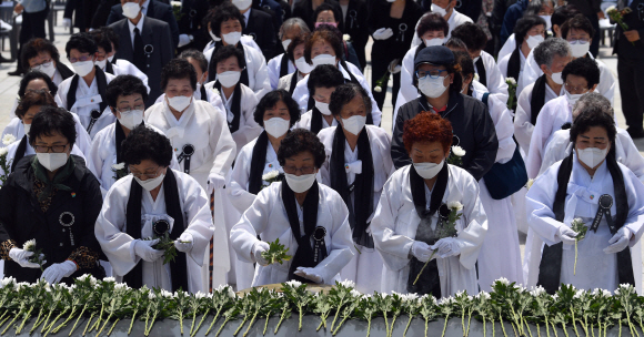 17일 광주 5.18 묘역에서 열린 추모제에 참석한 유가족들이 헌화 분향을 하고 있다. 2020.5.17 박지환기자 popocar@seoul.co.kr