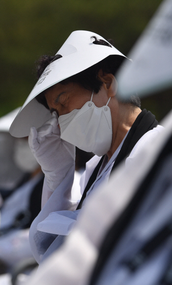 17일 광주 5.18 묘역에서 열린 추모제에 참석한 유가족들이 눈물을 흘리고 있다. 2020.5.17 박지환기자 popocar@seoul.co.kr