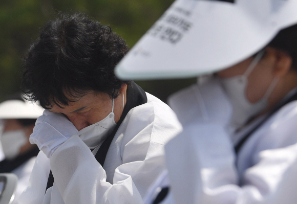 17일 광주 5.18 묘역에서 열린 추모제에 참석한 유가족들이 눈물을 흘리고 있다. 2020.5.17 박지환기자 popocar@seoul.co.kr