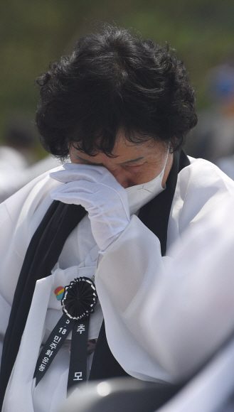 17일 광주 5.18 묘역에서 열린 추모제에 참석한 유가족들이 눈물을 흘리고 있다. 2020.5.17 박지환기자 popocar@seoul.co.kr