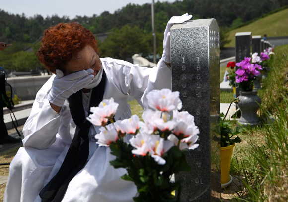 17일 광주 5.18 묘역에서 열린 추모제에 참석한 유가족들이 눈물을 흘리며 희생자를 추모하고 있다. 2020.5.17 박지환기자 popocar@seoul.co.kr