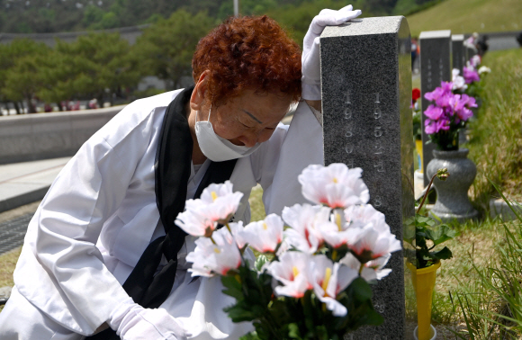 17일 광주 5.18 묘역에서 열린 추모제에 참석한 유가족들이 눈물을 흘리며 희생자를 추모하고 있다. 2020.5.17 박지환기자 popocar@seoul.co.kr