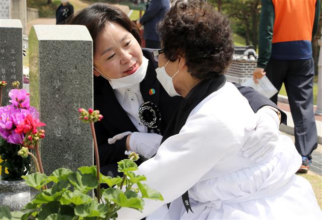 5·18민주화운동 40주년 하루 전인 17일 오전 양향자 당선인이 장재철 열사의 어머니 김점례씨를 위로하고 있다.2020.5.17 뉴스1