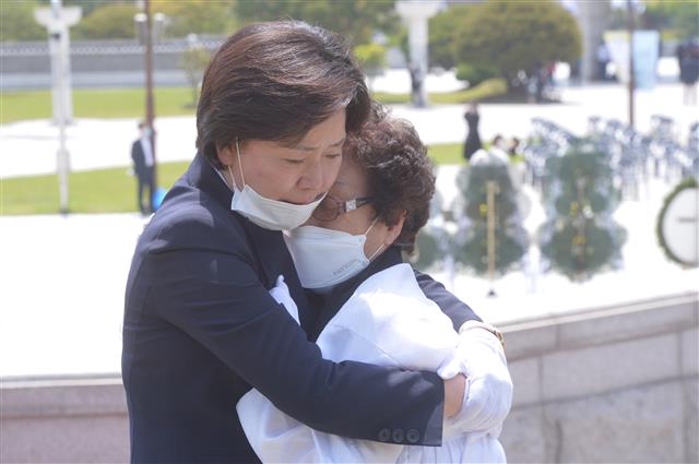 양향자 광주 서구을 당선인이 17일 오전 광주 북구 국립 5·18민주묘지에서 한 유가족을 안고 있다. 2020.5.17 뉴스1