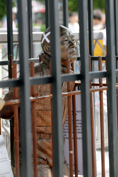 5·18민주화운동 40주년을 하루 앞둔 17일 오후 광주 동구 옛 전남도청 앞 5·18민주광장에서 전두환 구속을 촉구하며 제작된 이른바 ‘전두환 포획상’이 누군가로부터 파손당해 임시 조치돼 있다. 2020.5.17  연합뉴스