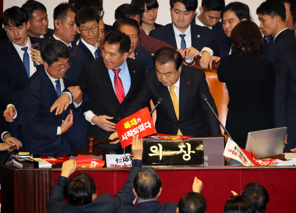 문희상 국회의장 둘러싼 야당 의원들