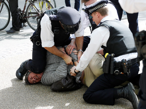영국의 시위 진압 장면-로이터 연합뉴스