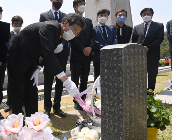 17일 광주5·18묘역을 찾은 미래통합당 유승민 의원이 희생자 묘소에 헌화하고 있는 모습. 광주 박지환 기자 popocar@seoul.co.kr