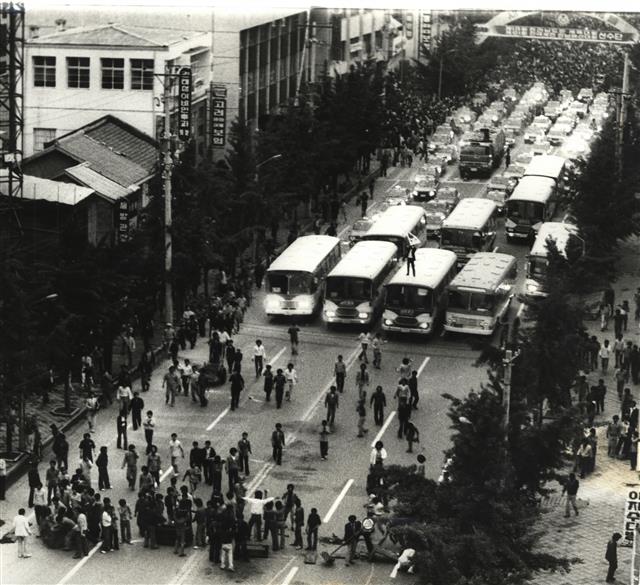 1980년 5월 20일 광주시 동구 금남로에서 시내버스, 택시 운전기사들이 전조등을 켜고 경적을 울리며 차량 시위를 벌이고 있다. 5·18기념재단 제공