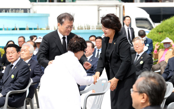 유족 부축하는 문 대통령