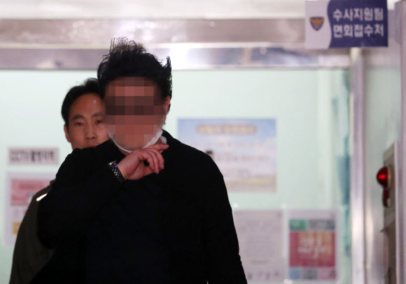 조사 마친 ‘극단선택’ 경비원 폭행 의혹 주민