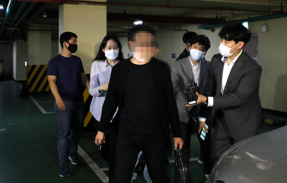 경찰서 나서는 경비원 폭행 혐의 주민