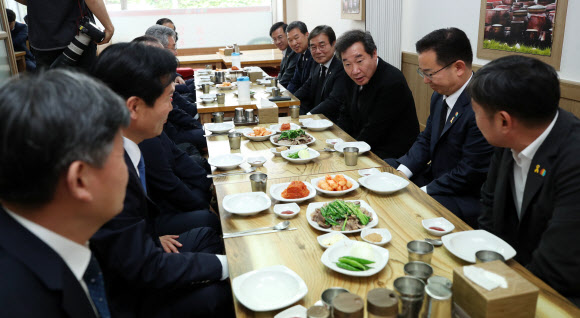 호남 지역 당선인들과 대화하는 이낙연