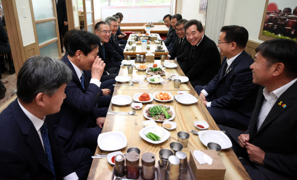 호남 지역 당선인들과 대화하는 이낙연