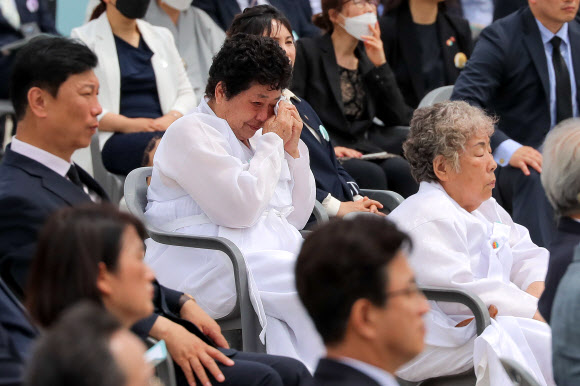 눈물 흘리는 유족