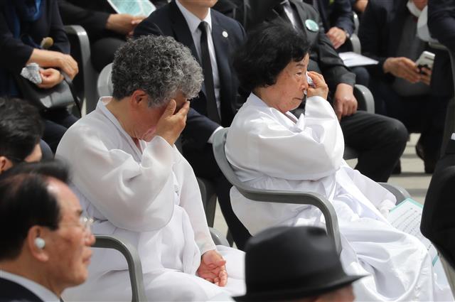 오월 어머니의 눈물