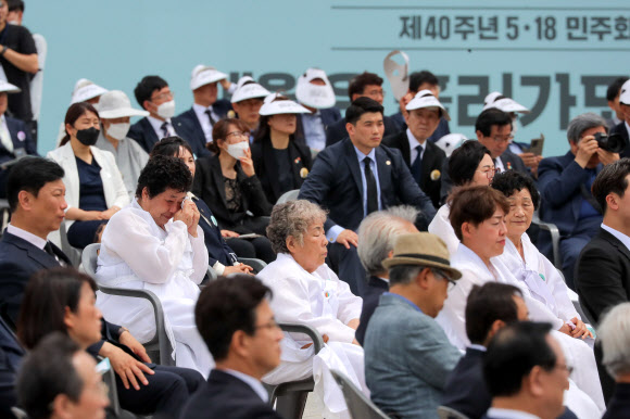 눈물 흘리는 유족