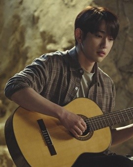 ‘화양연화’ 속에서 통기타를 연주하며 여러 명곡을 부르는 한재현(박진영 분). tvN 제공