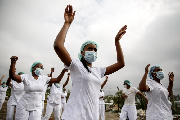 케냐 나이로비에 위치한 케냐타 대학병원 주차장에서 신종 코로나바이러스 감염증(코로나19) 환자들을 돌보는 의료진들이 줌바 댄스를 함께 추고 있다. 줌바 수업은 길어지고 있는 코로나19 상황으로 지친 의료진들을 위해 특별히 준비됐다. AP 연합뉴스