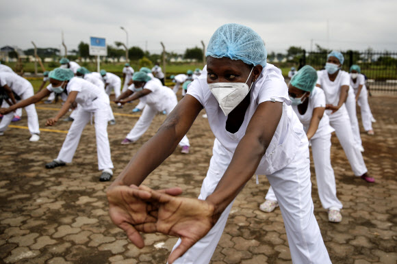 케냐 나이로비에 위치한 케냐타 대학병원 주차장에서 신종 코로나바이러스 감염증(코로나19) 환자들을 돌보는 의료진들이 줌바 댄스를 함께 추고 있다. 줌바 수업은 길어지고 있는 코로나19 상황으로 지친 의료진들을 위해 특별히 준비됐다. AP 연합뉴스