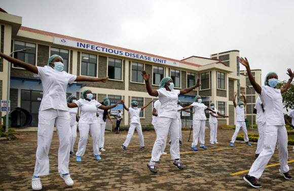 케냐 나이로비에 위치한 케냐타 대학병원 주차장에서 신종 코로나바이러스 감염증(코로나19) 환자들을 돌보는 의료진들이 줌바 댄스를 함께 추고 있다. 줌바 수업은 길어지고 있는 코로나19 상황으로 지친 의료진들을 위해 특별히 준비됐다. AP 연합뉴스