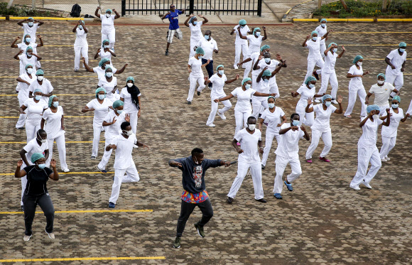 케냐 나이로비에 위치한 케냐타 대학병원 주차장에서 신종 코로나바이러스 감염증(코로나19) 환자들을 돌보는 의료진들이 줌바 댄스를 함께 추고 있다. 줌바 수업은 길어지고 있는 코로나19 상황으로 지친 의료진들을 위해 특별히 준비됐다. AP 연합뉴스
