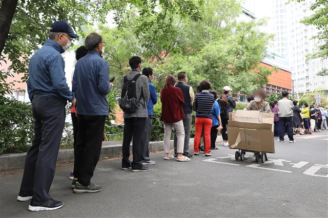 코로나19 극복 정부 긴급재난지원금 현장 신청 행렬