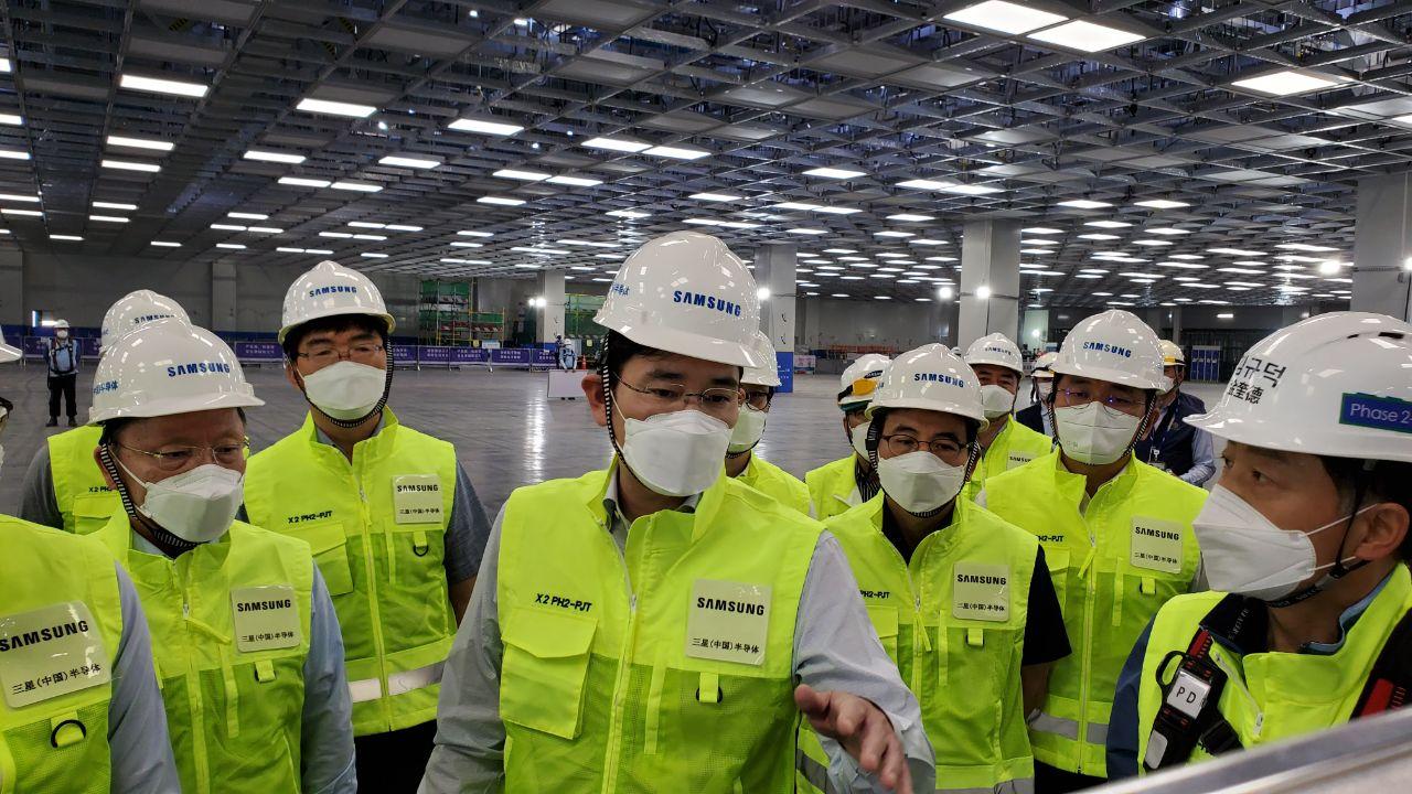 이재용(왼쪽 두 번째) 삼성전자 부회장이 18일 중국 산시성의 시안 반도체 사업장을 찾아 현장을 점검을 하고 있다. 삼성전자 제공