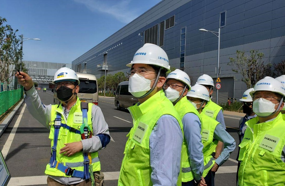 지난 2020년 5월 이재용(왼쪽 두 번째) 삼성전자 부회장이 중국 산시성 시안 반도체 공장에서 직원의 설명에 귀를 기울이고 있다. 삼성전자 제공