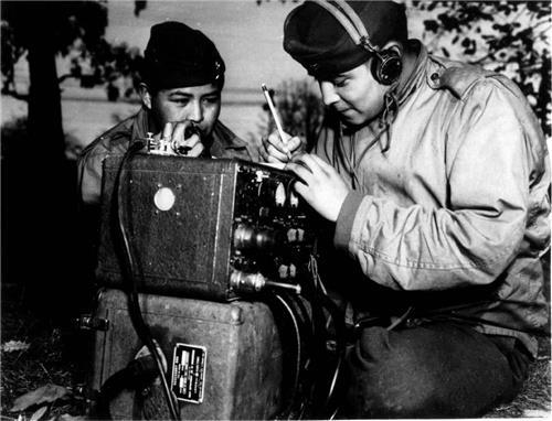미국 원주민 나바호족이 2차 세계대전에서 암호통신병으로 활약했을 당시 모습. 연합뉴스