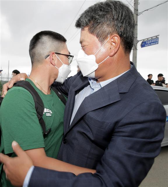 ‘탱크’ 최경주가 18일 경북 포항시 해병대 교육훈련단에 입소하는 장남 최호준군과 포옹하고 있다. 2020.5.18 뉴스1