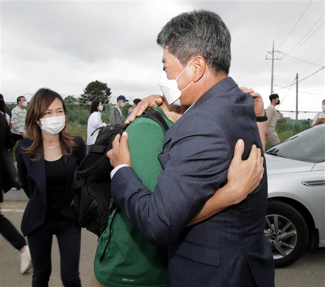 ‘탱크’ 최경주가 18일 경북 포항시 해병대 교육훈련단에 입소하는 장남 최호준군과 포옹하고 있다. 2020.5.18 뉴스1
