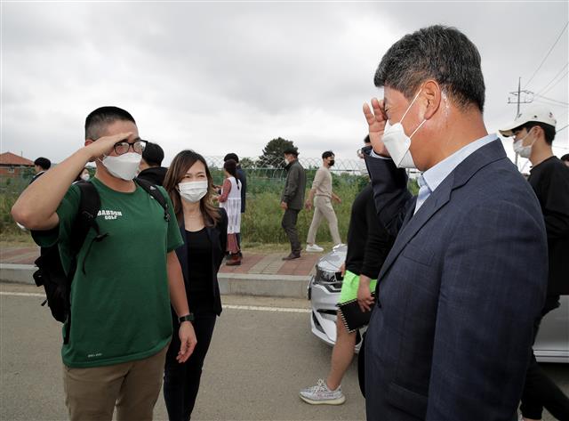 ‘탱크’ 최경주가 18일 경북 포항시 해병대 교육훈련단에 입소하는 장남 최호준군과 거수경례를 하고 있다. 2020.5.18 뉴스1