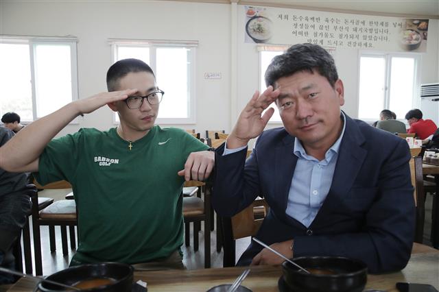 ‘탱크’ 최경주가 18일 경북 포항시 해병대 교육훈련단에 입소하는 장남 최호준군과 거수경례를 하고 있다. 2020.5.18 뉴스1