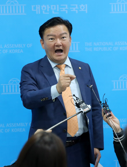 투표지분류기 송수신 기능 관련 질문에 답하는 민경욱