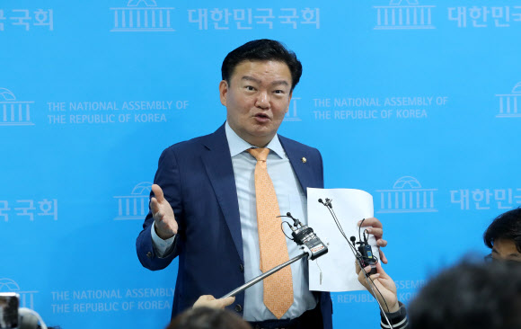 투표지분류기 송수신 기능 관련 질문에 답하는 민경욱