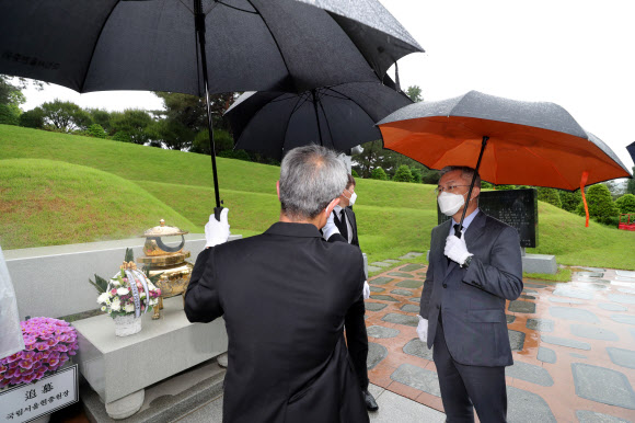김대중 전 대통령 묘역 둘러보는 최강욱 대표