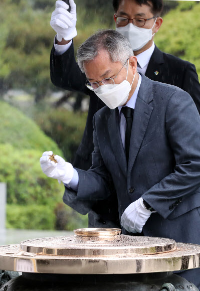 열린민주당 최강욱 대표 현충탑 참배