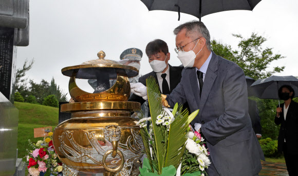 김대중 전 대통령 묘역 찾은 최강욱 대표