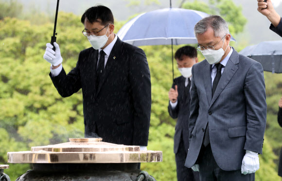 현충탑에 묵념하는 열린민주당 최강욱 대표